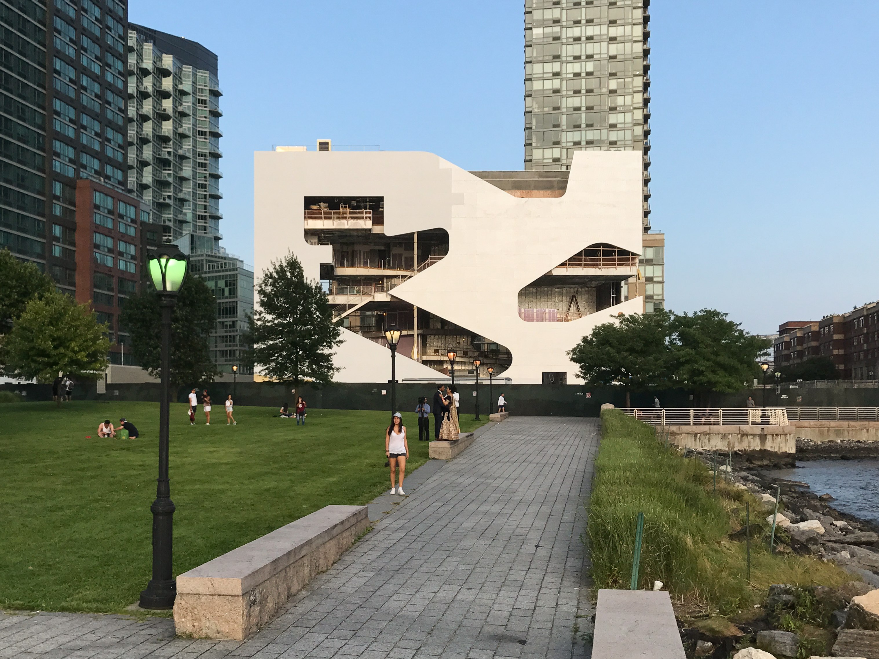 Hunters Point Community Library by Steven Holl in Long Island City/Queens. Copyright: Bettina Johae / aplusnyc.net.