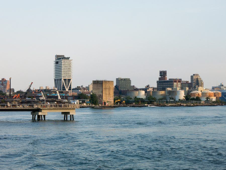 Industrial shorefront and hotels in Williamsburg/Brooklyn. Copyright: Bettina Johae / aplusnyc.net.