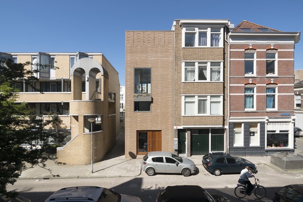 House in Gouvernestraat, Rotterdam, by Architectuur MAKEN (2016). Copyright: Ossip van Duivenbode.