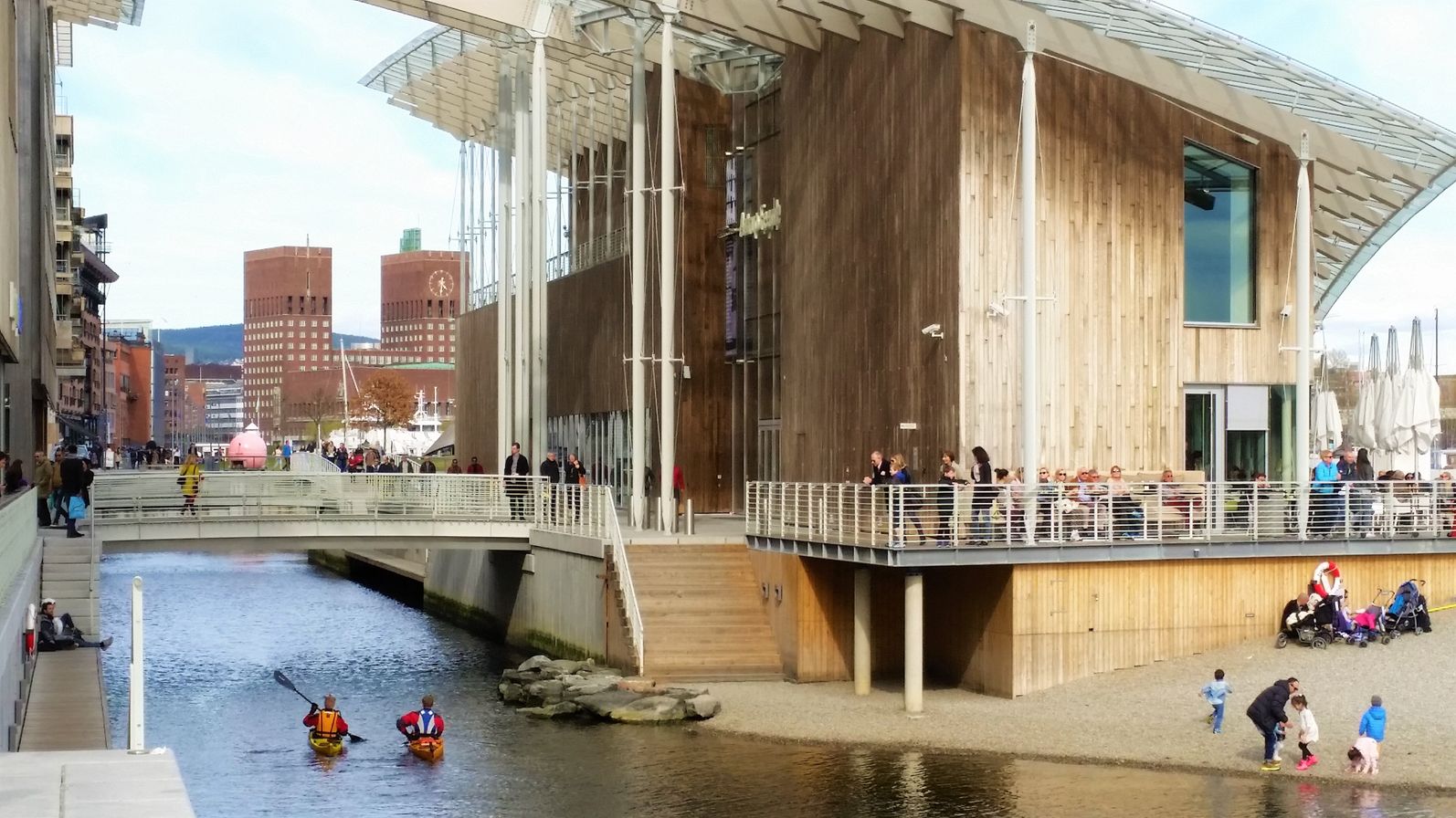 Urban transformation in Oslo: The Astrup Fearnly Museum, by Renzo Piano Building Workshop, with the City Hall in the back. Copyright: Henning Nielsen.