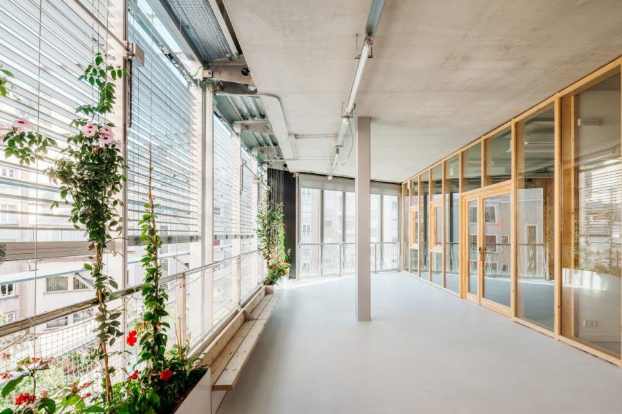 Vil·la Urània by SUMO Arquitectes + Yolanda Olmo – The intermediate gallery zone has been designed to create maximum opportunities for recreation and interaction. Copyright: Aitor Estévez Olaizola.