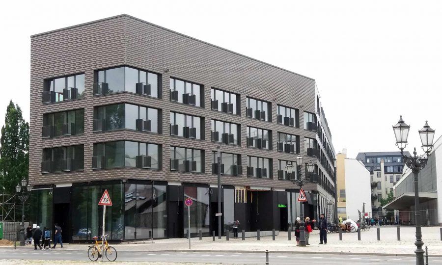 View of IBeB house on Mendelsohn square - Guiding Architects