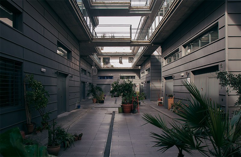 Inside Patio lights and shadows at Rompemoldes - Guiding Architects