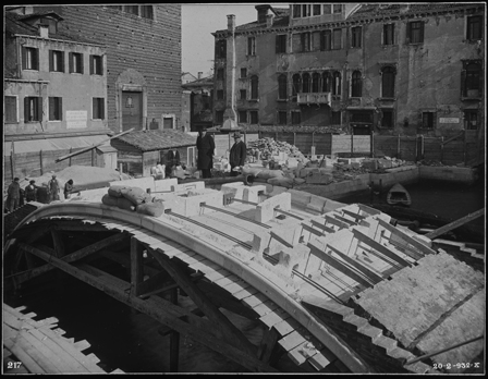 Bridge over Rio Nuovo under construction. Photo by ©IUAV, Archivio Progetti, Fondo Eugenio Miozzi