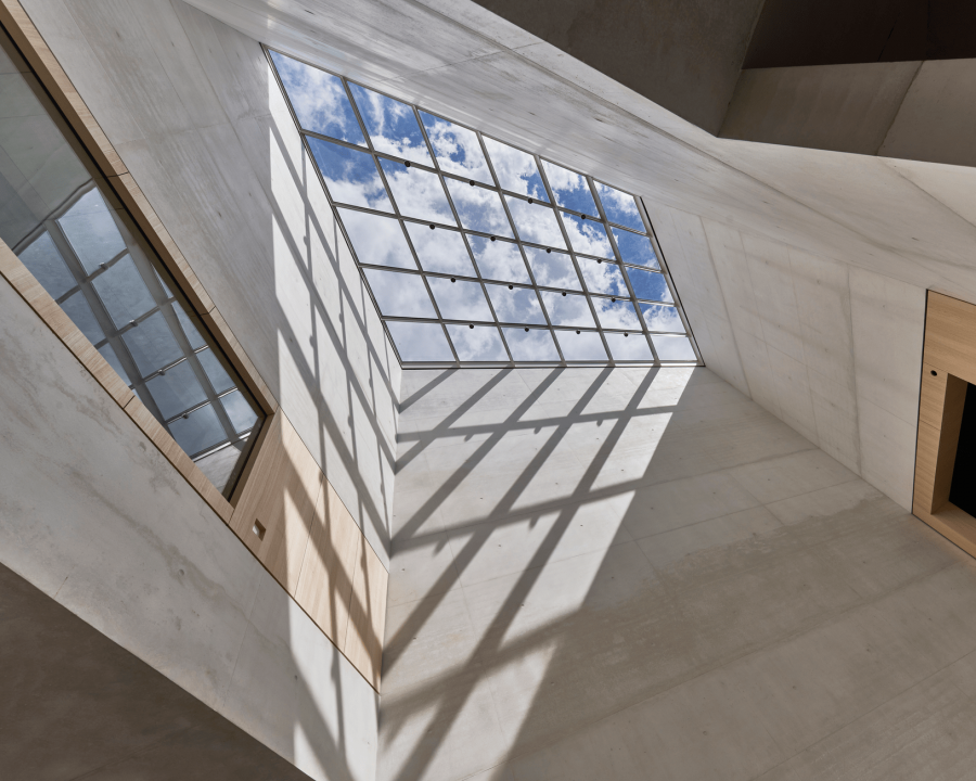 Atrium with day light access. Photo by: ©Norbert Miguletz ©Jüdisches Museum Frankfurt - Jewish Museum