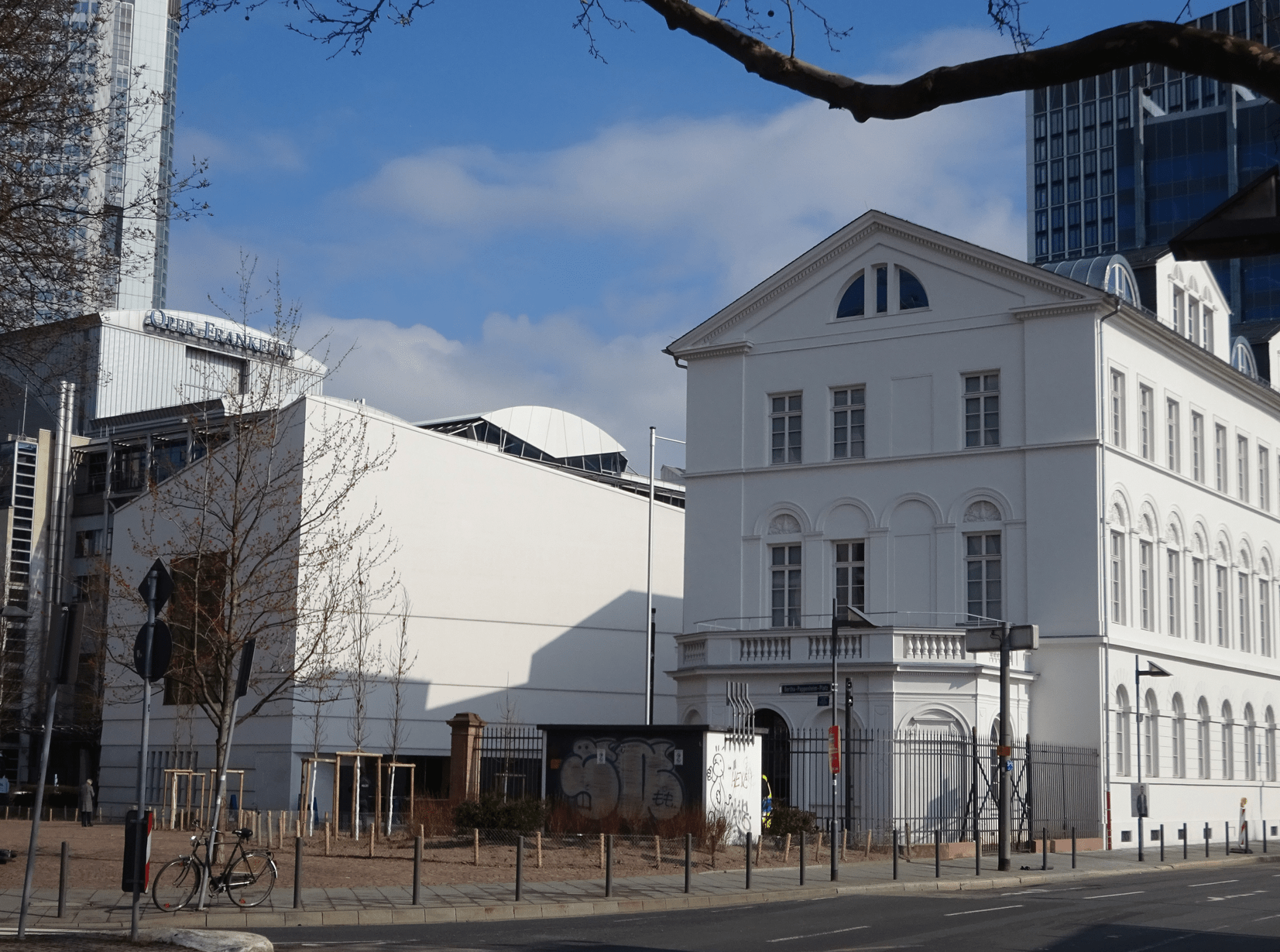 The historic Rothschild Palais and the new extension. Photo by: ©Paul-Martin Lied