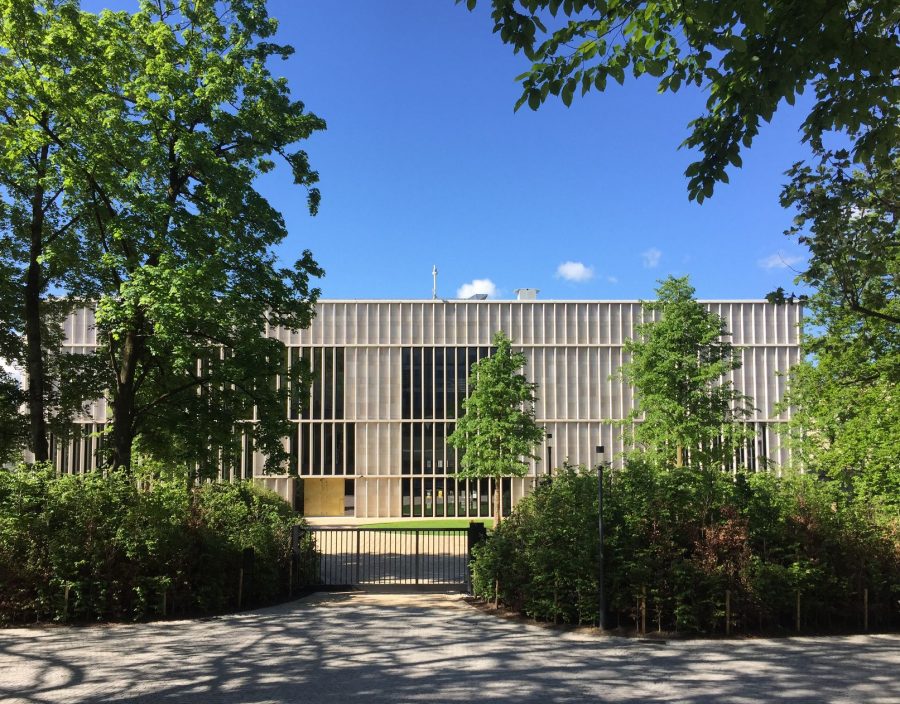 View to the building from the north through the ‘garden of art’. Photo by: ©Barbara Petri - Kunsthaus Erweiterung von Chipperfield