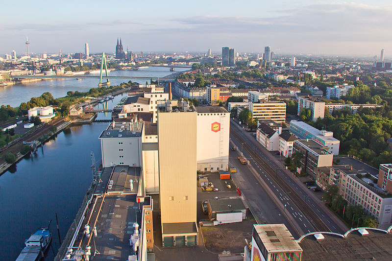 It is only a 2 km distance from the harbor development area in Deutz to Cologne cathedral. Port