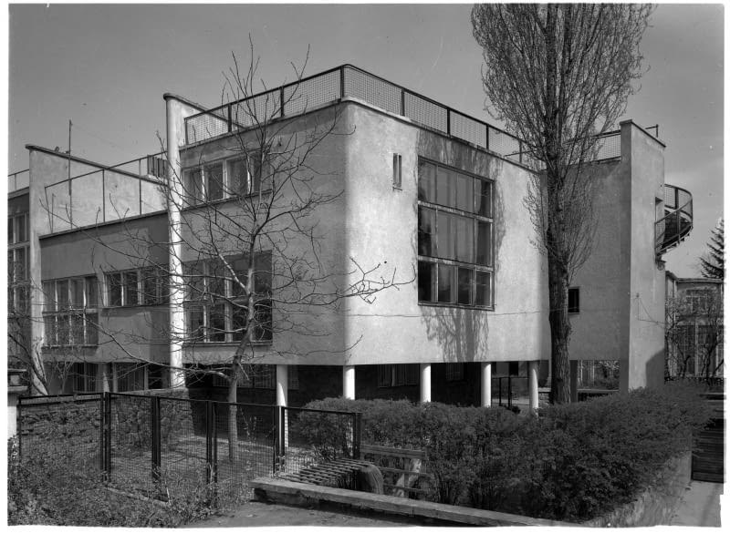 Lachert family villa at Katowicka street, the best example of the building based on La Corbusier’s principles. Photo by: ©Wikimedia Commons, Free Domain - Warsaw
