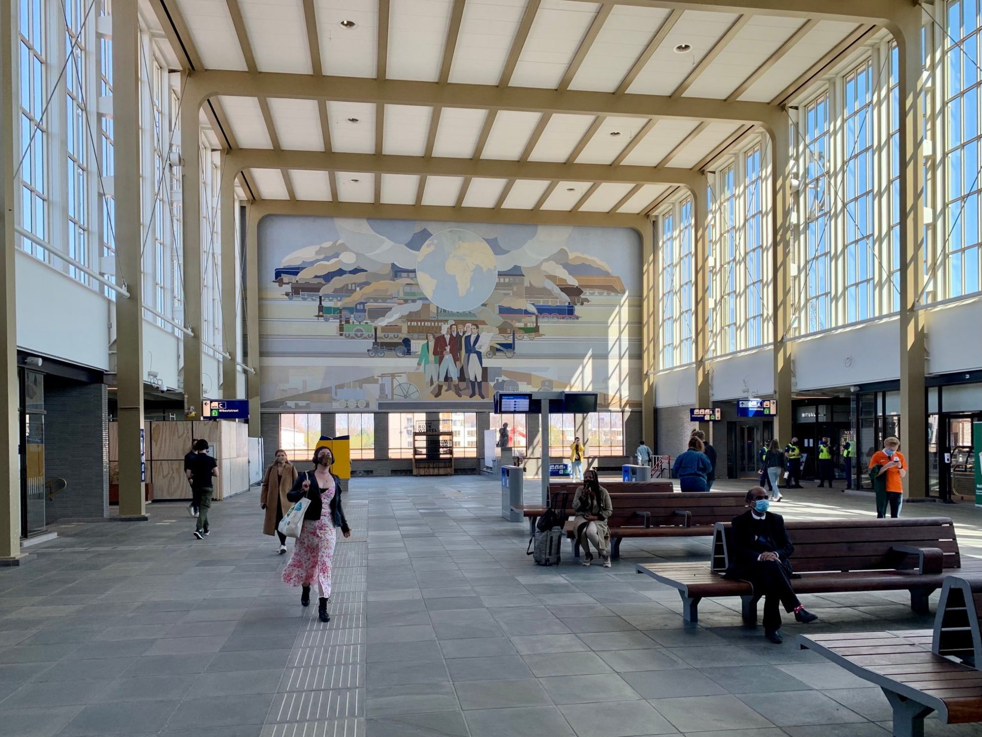 The east side of the main hall with wall painting by Peter Alma. Photo by: ©Anneke Bokern / architour