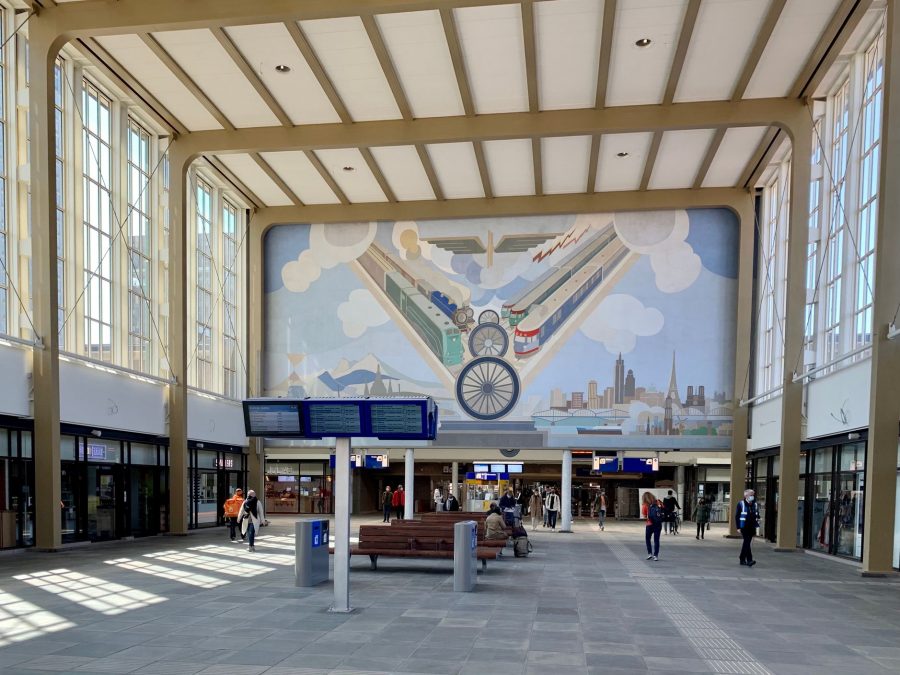The west side of the main hall with wall painting by Peter Alma. estación amstel