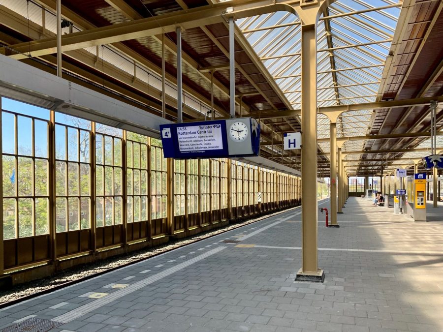 Platform and canopy at Amstel Station. - gare d'amstel