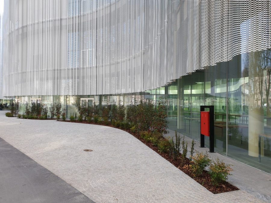 The volumes wrapped i n pe rforated aluminum sheet. Photo by ©Massimo Tiano - bocconi campus