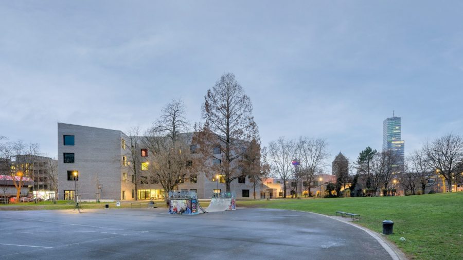 The schoolyard for older pupils is a public park. Pedagogical architecture. Photo by: ©Stefan Schilling