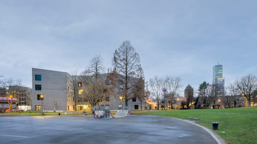 The schoolyard for older pupils is a public park. 