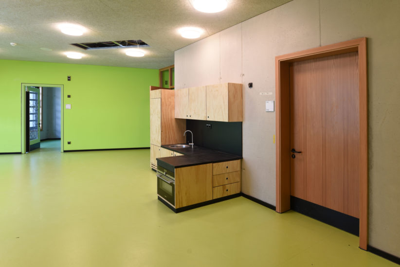 Green, blue, orange, and pink interiors follow the colour scale of Le Corbusier. - Pädagogische Architektur