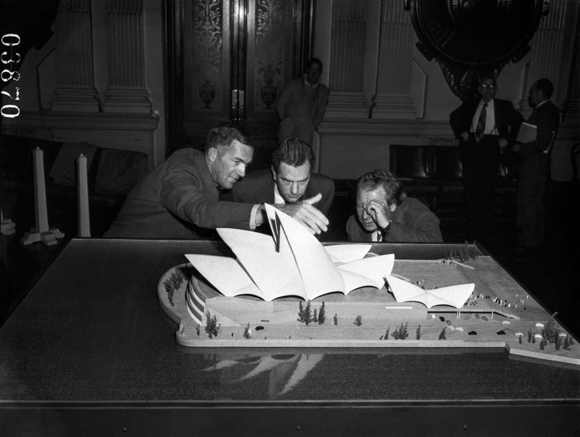 Jørn Utzon (left) presenting a model of the Opera House at Sydney Town Hall, 1957. Source: State Library of NSW, Australian Photographic Agency – 03870
