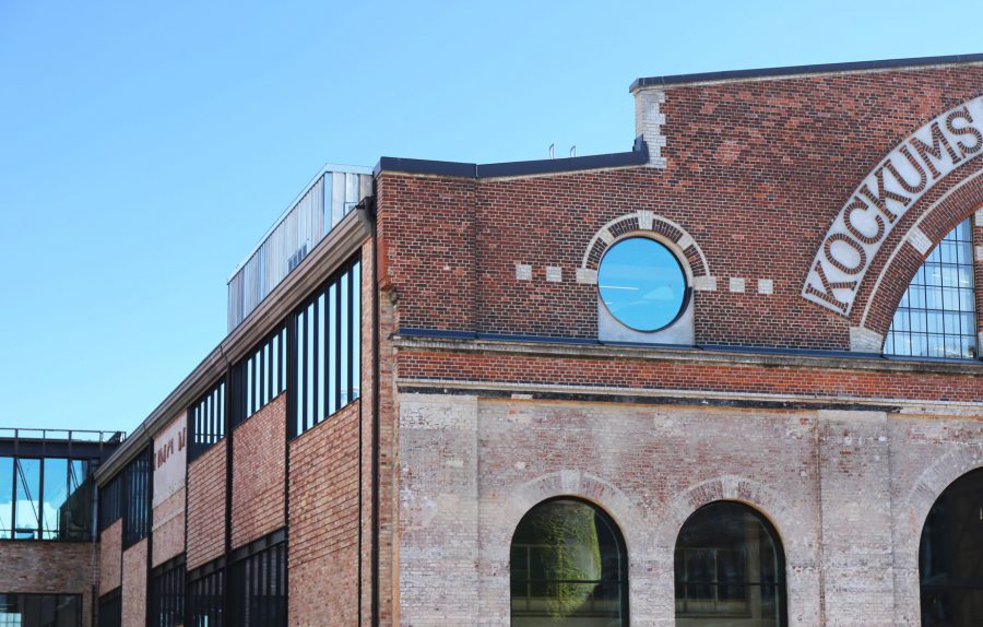 Suspended brick screens on the Eastern facade. nachhaltige Umwandlung