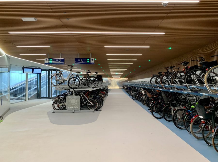 Bike parking Ijboulevard; view towards the service pavilion. Fahrradgaragen