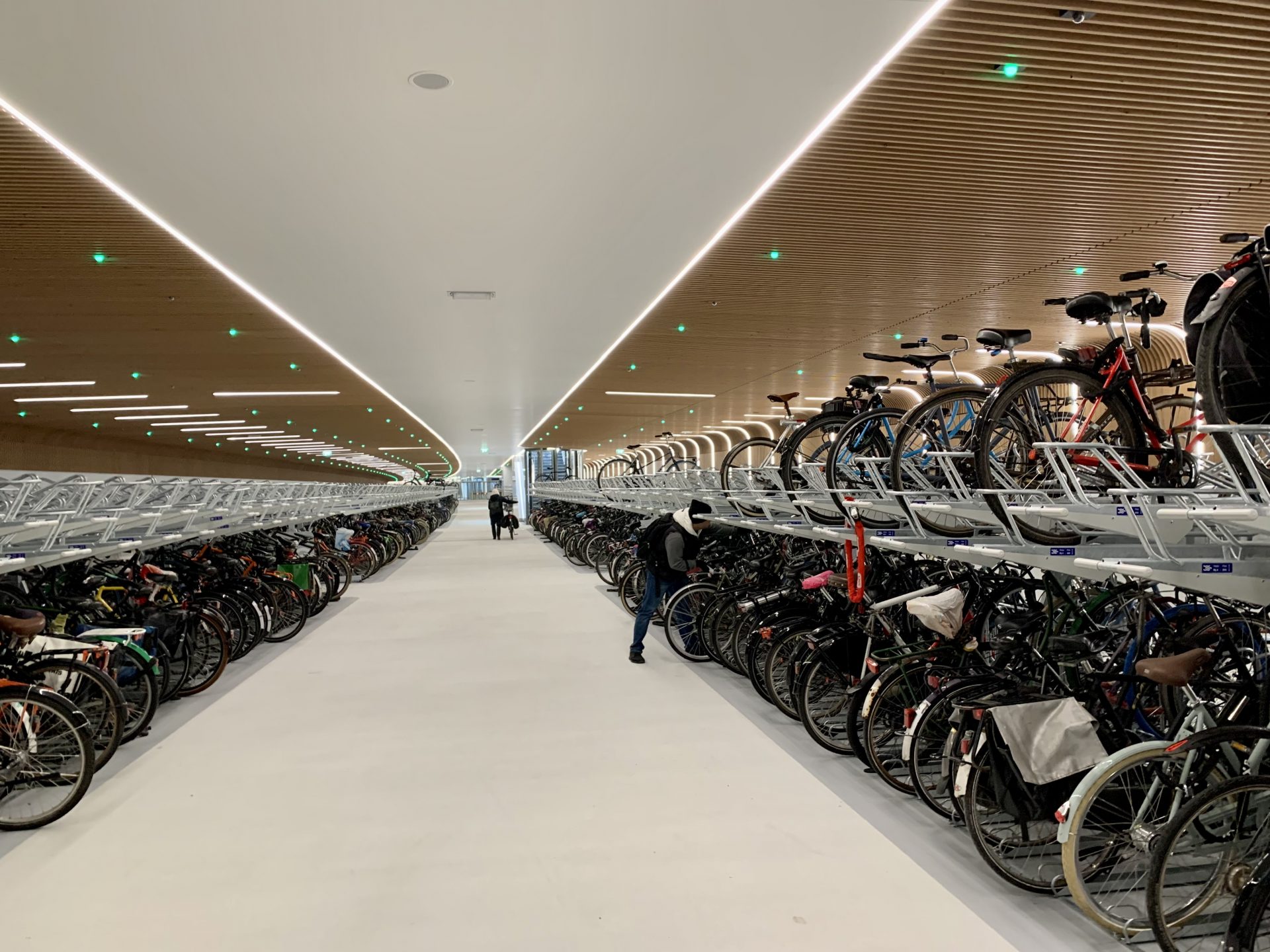 Bike parking IJboulevard with 4,000 spaces.