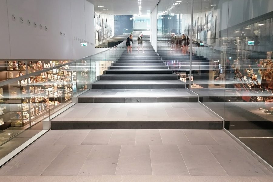 Museum of Ethnography Budapest - the public passage inside follows the shape of the building's arches. Museo Etnografía Budapest