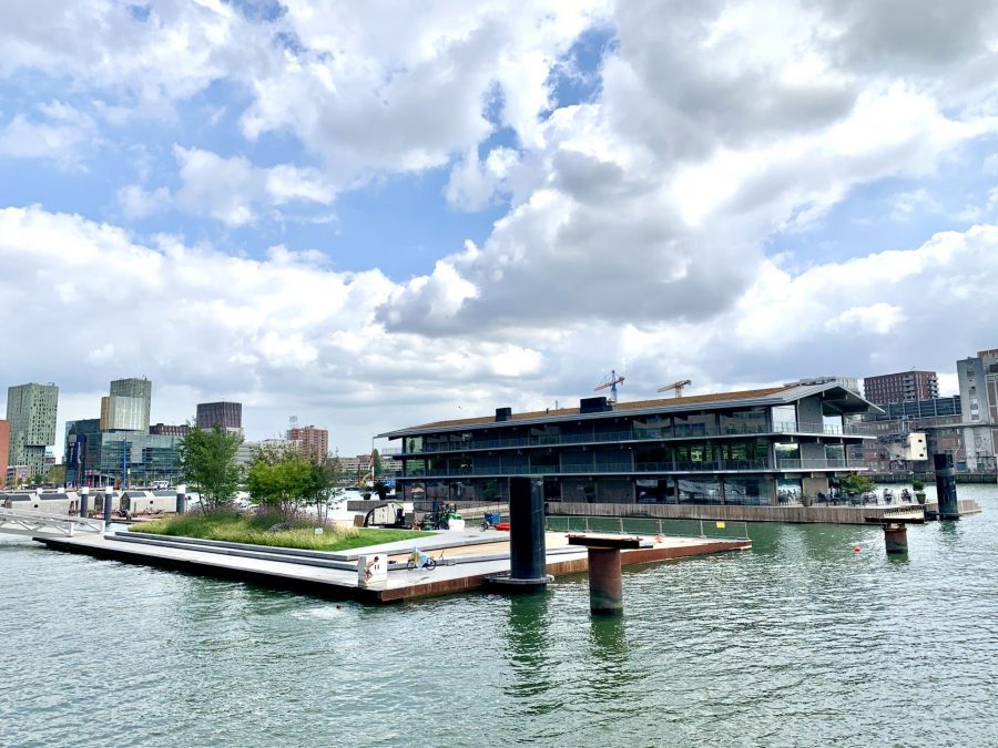 The Floating Office and the first green island. Bureaux flottant