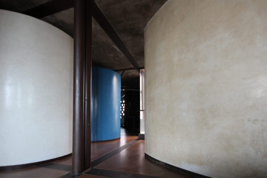 The round, variously coloured wet-cells walls of the original bedrooms plastered with scagliola on the upper floors. Photo by: ©Sandra Moretto - Fondazione Masieri