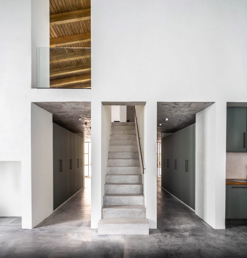 Haus in an old winery by Iniesta Nowell Studio. Jerez de la Frontera. 