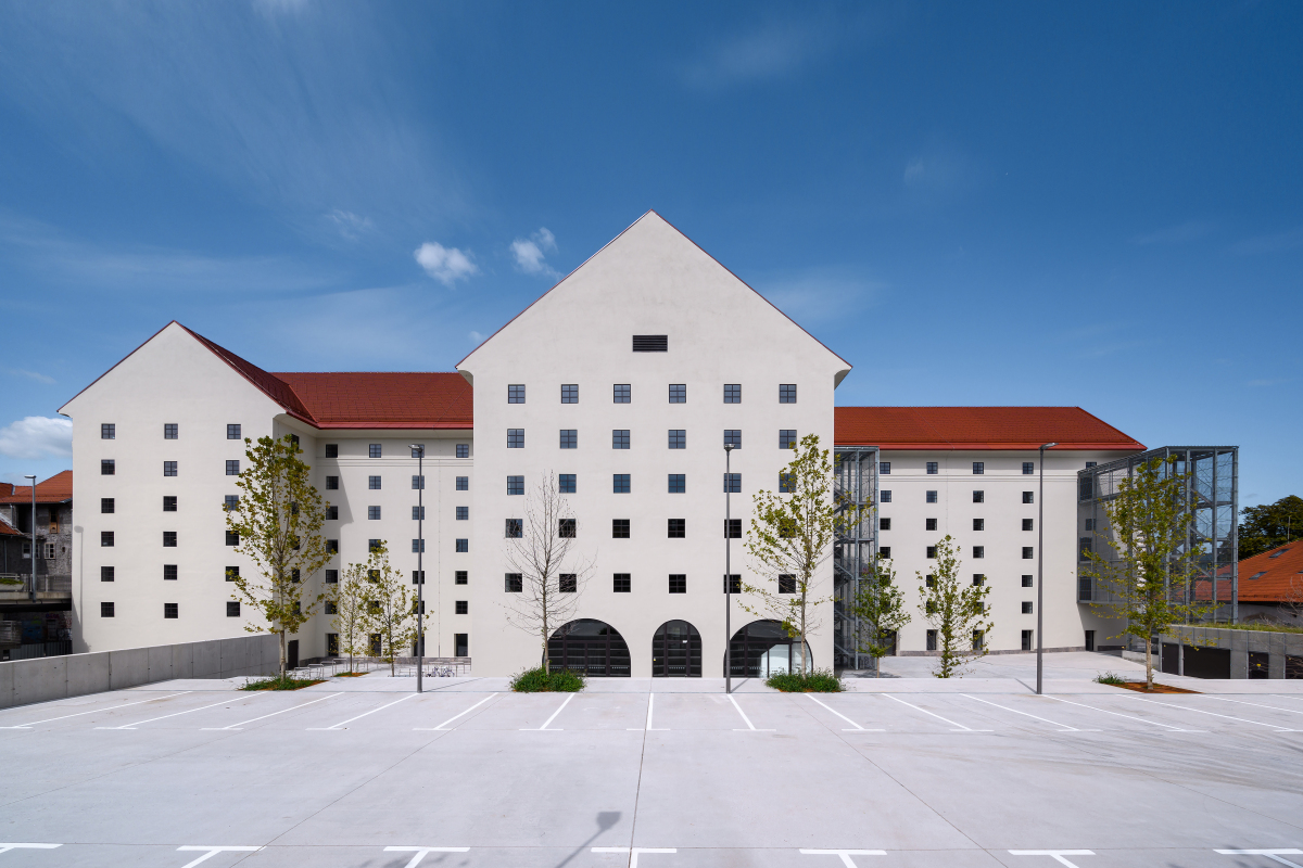 The mighty façade of the former sugar refinery cannot be overlooked.