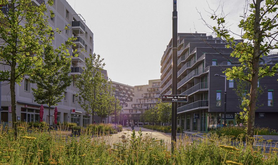 Simone-de-Beauvoir-Platz square in Seestadt Aspern, landscape: Krebs und Herde, architecture: nonconform, POS Architektur, Helen&Hard. - Perspectiva Género en Urbanismo