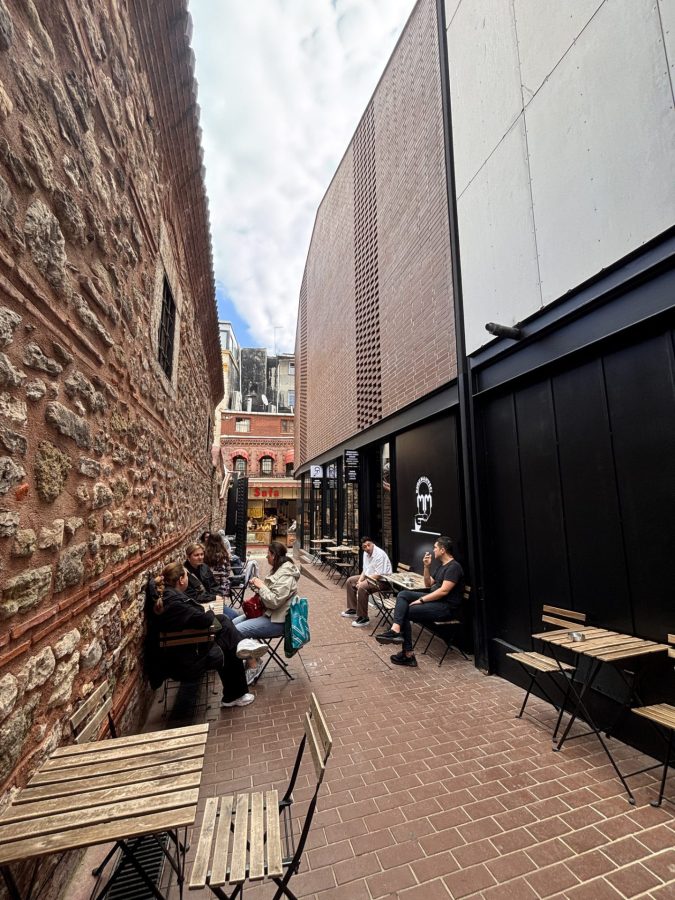 The terrace for enjoying a cup of coffee. ©Zeynep Kuban