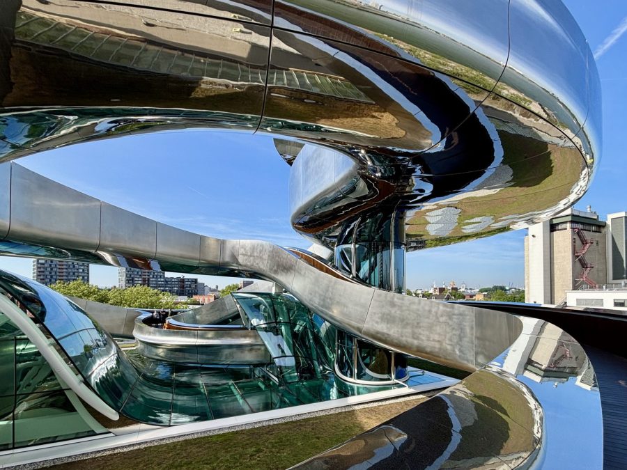 The ascent is accompanied by spectacular reflections. - musée FENIX