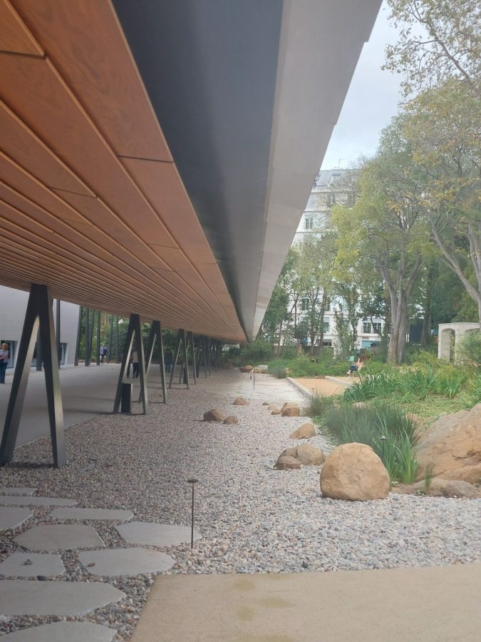 Wood, metal and white tiles forming the canopy. ©Cristina Emília Silva, Cultour